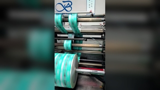 Рулонная пленка для упаковки с печатью на заказ. Гибкий рулон ламинированной пленки с логотипом.