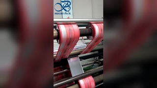 Рулон пленки из алюминиево-пластмассовой пленки, устойчивый к разрыву и высоким барьерным свойствам