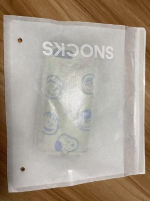 Фабрика оптом дешевый роскошный футболка бумажная сумка для с небольшими круглыми отверстиями